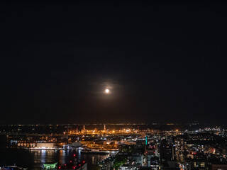 横浜の夜景。海に反射する工場と街のライトアップ。