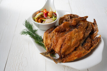 Deep fried Fish and green mango salad