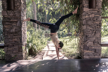mujer practicando posturas de yoga