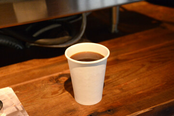 紙コップに淹れられた、一杯のコーヒー。
