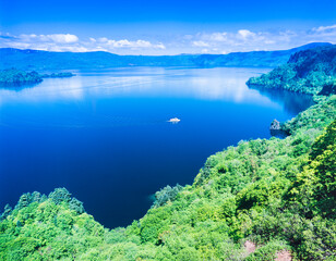 新緑の十和田湖と観光船