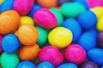 Fototapeta na wymiar Makrofoto von kleinen mehrfarbigen Süßigkeiten