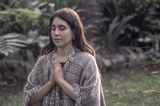 mujer practicando posturas de yoga