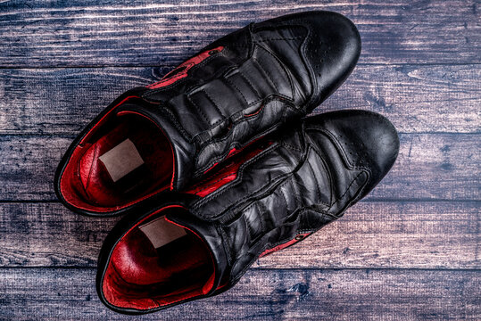 chaussures cuir noir et rouge