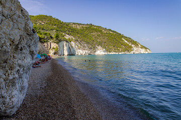 La splendida Baia dei Faraglioni sul Gargano in Puglia