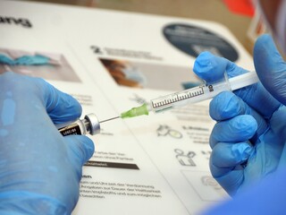 Impfzentrum - Impfstoff gegen das Coronavirus wird auf Spritzen aufgezogen
