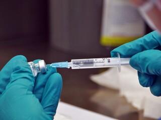 Impfzentrum - Impfstoff gegen das Coronavirus wird auf Spritzen aufgezogen