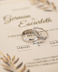 anillos de bodas en una invitación 