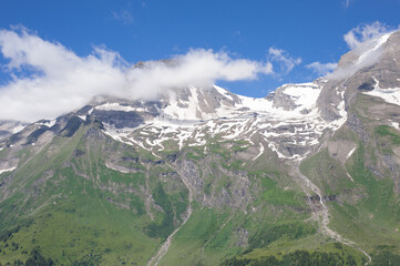 Fototapeta na wymiar Alpin view on the way to grossglockner best serpentine alpine road
