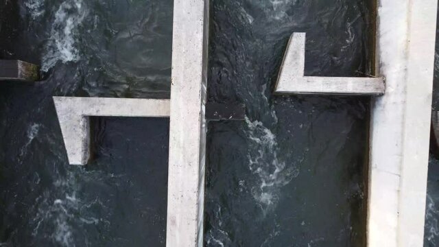 monumentale Fischtreppe an der Lechstaustufe 18 bei Kaufering aus der Drohnensicht, Projekt des Naturschutzes und Tierschutzes am Lech