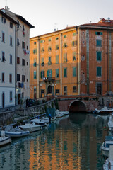 Stare miasto w Livorno, stare kamienice nad kanałem © Miroslaw