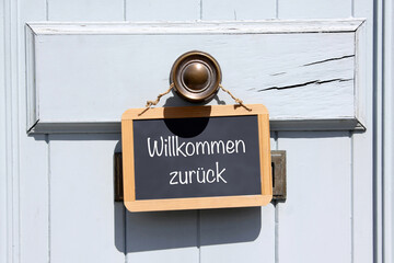 willkommen zurück tafel am türknauf - obrazy, fototapety, plakaty