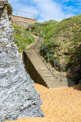 Escalier en béton menant à une plage