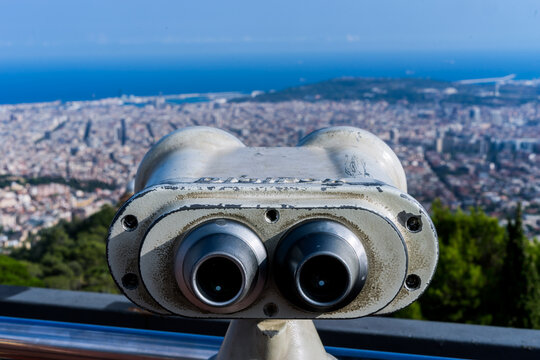 prismaticos sobre la ciudad de Barcelona 
