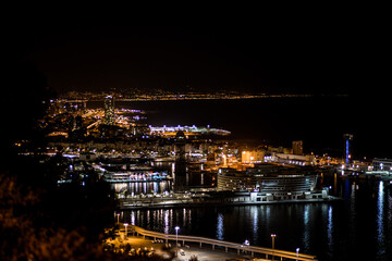 Foto nocturna del puerto de Barcelona tomada desde la montaña de Montjuic 