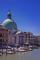 Fototapeta na wymiar facades of the narrow streets of the old city of Venice