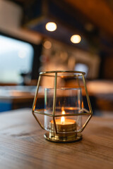 Glas mit Kerze im vanlife camping camper