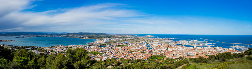 Fototapeta premium Panorama sur Sète et son port et l'étang de Thau depuis la mont Saint-Clair
