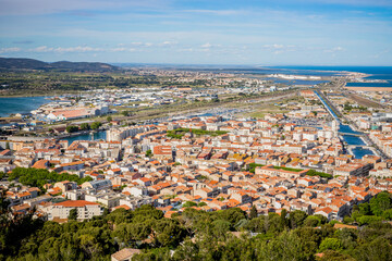 Vue sur Sète et son port et l'étang de Thau depuis la mont Saint-Clair