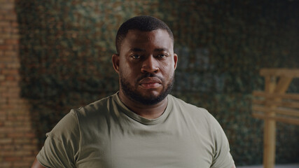 Obraz premium Serious male soldier looking at camera