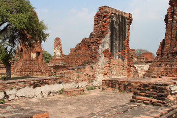 ruined brick buddhist temple (Wat Phra Mahathat) in Ayutthaya (Thailand) - obrazy, fototapety, plakaty