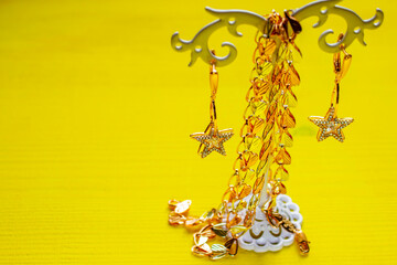 Obraz premium gold chains and bracelets on jewelry display, closeup