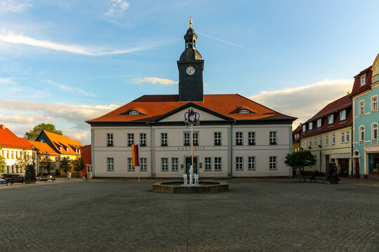 Marktplatz in Bad Frankenhausen in Thüringen mit Rathaus und Springbrunnen