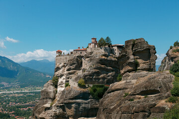 Fototapeta na wymiar Landschaft mit Gebirge und Meteora Kloster