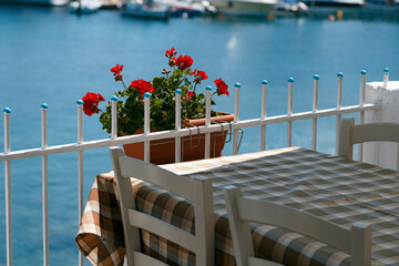 Restauranttisch am Meer mit Blumen