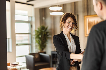Obraz premium Working together, woman holding notebook.