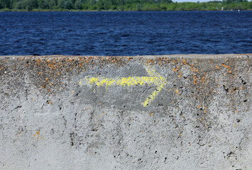 Arrow directions drawn on the river embankment