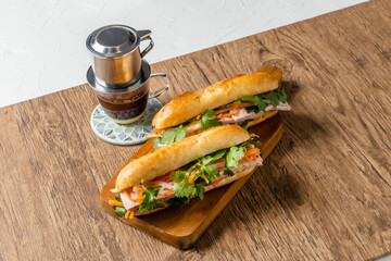 バインミー　ベトナムサンドウィッチ　　banh mi Vietnamese sandwich - obrazy, fototapety, plakaty