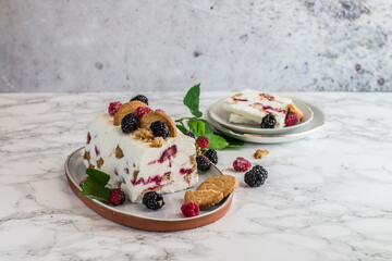 Cheesecake parfait with berries and cream cheese (ph. Tiziana Molti)