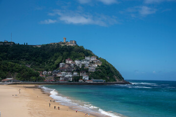 Naklejka premium Vista del monte Igueldo de San sebastian, Guipuzcoa. En un día soleado y la playa en primer plano. 