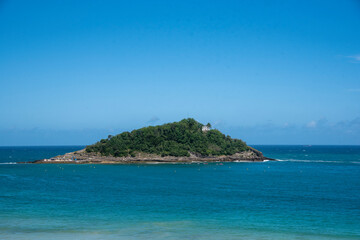 Vista de la isla de Santa Clara en San Sebastian, País Vasco. en un día despejado