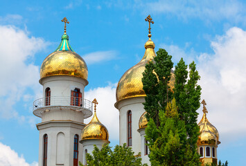 Fototapeta na wymiar Orthodox golden domes . Church in Russian style 