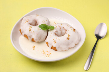 Indian street food thayir vadai Dahi vada Dahi Bhalla with green chutney, tamarind chutney chaat appetizer curd vada soaked in yogurt. South Indian snack Pongal Tamil Nadu Kerala India, sri Lanka. 