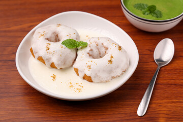 Indian street food thayir vadai Dahi vada Dahi Bhalla with green chutney, tamarind chutney chaat appetizer curd vada soaked in yogurt. South Indian snack Tamil Nadu Kerala Andhra India, sri Lanka. 