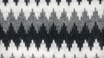 Estampado en zig zag de líneas blancas, grises y negras en tejido de lana