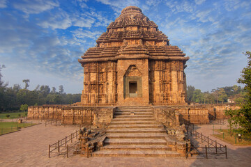 Architecture indienne ancienne au temple du soleil de Konark. Ce temple historique a été construit au 13ème siècle et est un site du patrimoine mondial.