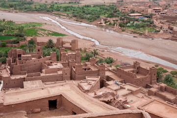 Vista de la Kasbah de Ait Ben Haddou y del r&iacute;o en el sur de Marruecos