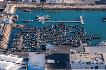 Vista aérea del puerto de pesca en la ciudad de Agadir en Marruecos