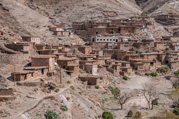 Vista de un poblado rural en las montañas del Atlas al sur de Marruecos