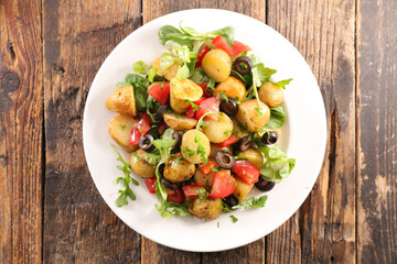 potato salad with tomato and olive