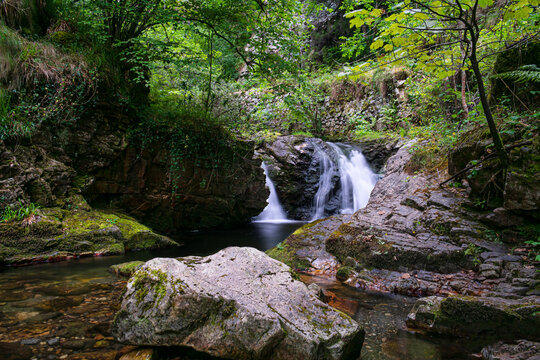 peque&ntilde;a cascada sobre un rio, ruta del alba en Asturias