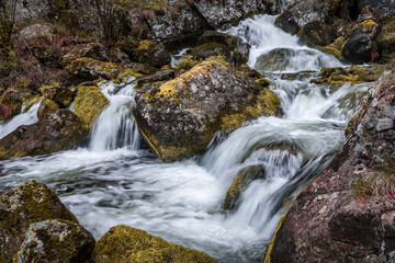 Pose longue d'une cascade dans les Pyrénées - Ariège - Occitanie - France