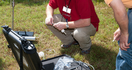 Científicos preparando dispositivos para medir gas Radon