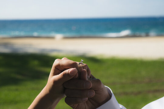 manos de personas casadas