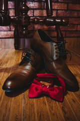 zapatos cafe con moño rojo