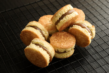 alfajores de coco y dulce de leche foto detalle